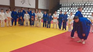 Бросок с одного колена через спину, дзюдо.