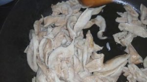 Салат из фунчозы с грибами, соевым мясом и овощами