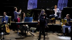 Виктория Карпанина на концерте "Вокальной Мастерской" в клубе "Ума" (май 2022)