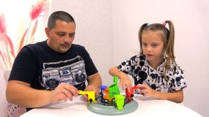 Уборка в саду Настя и Саша садят ДЕРЕВО на даче ВЛОГ