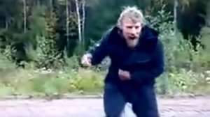 Мужик бежит за машиной и танцует