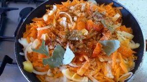 Минтай тушёный с морковью и луком