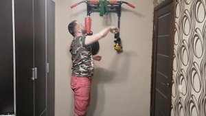 Учусь подтягиваться после инсульта с резинкой