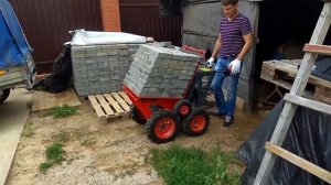 Самоходная тележка думпер Мотомул перевозит брусчатку весом 450 кг.