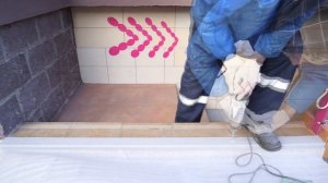 Монтаж противоскользящих накладок на ступени