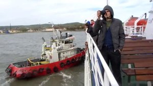 Буксиры паркуют паром в порту Крым