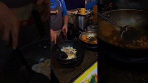 Жареный рис с морепродуктами. Тайский ночной рынок.