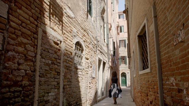 Venice's Hidden Beauty | Alex Polizzi's Secret Italy - TRACKS смотреть онлайн