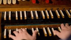 Играет орган