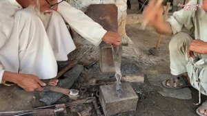 80-летний кузнец кует топор из старой и ржавой рессоры грузовика