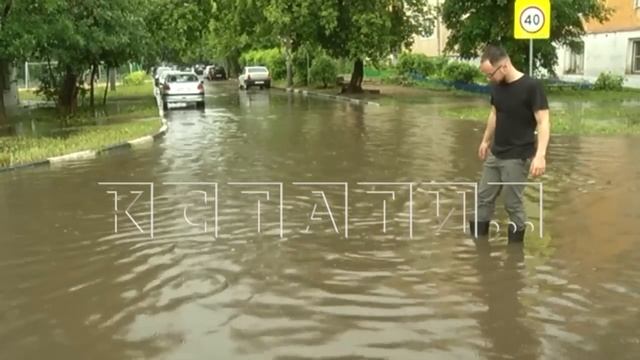 Офисы и квартиры, находящиеся ниже уровня улиц, затоплены ливнями смотреть онлайн