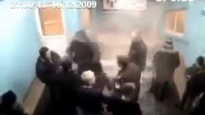 Тренер по боксу ушатал гопников в подъезде.mp4