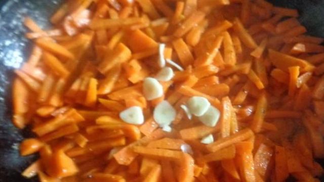 Икра кабачковая с томатной пастой и чесноком