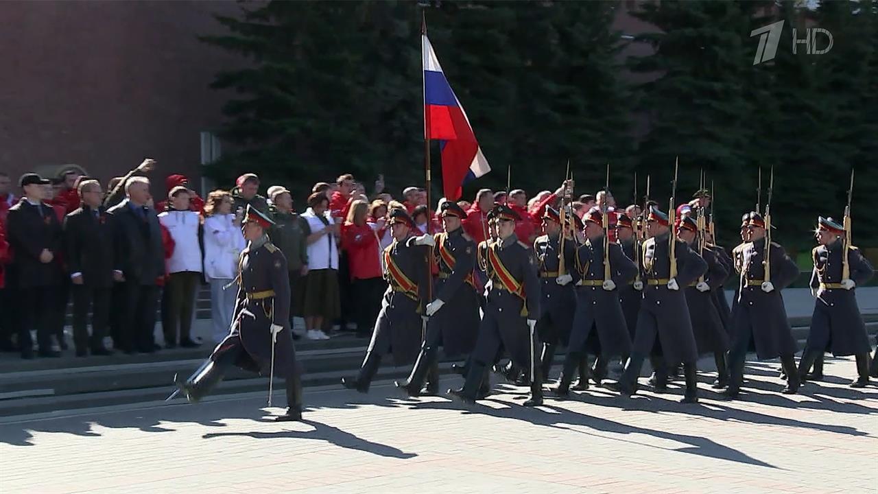 У Могилы Неизвестного солдата в Александровском саду стартовала масштабная акция "Огонь памяти"