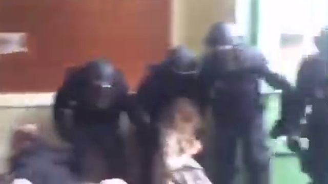 Полиция таскает женщин за волосы прямо на избирательном участке (Каталония, 1 октября 2017) смотреть онлайн