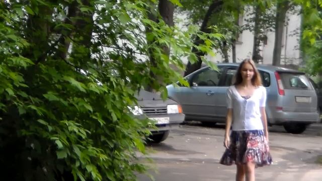 Девушка по городу шагает босиком... смотреть онлайн