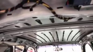 Приступаем к разборке Ауди А4, вынимаем сиденья, обшивки и оцениваем заводскую шумку