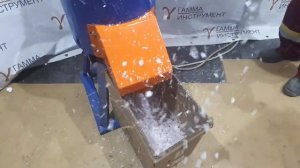 Дробилка измельчитель поролона модель МИ-500 измельчение на сетке 20мм.mp4