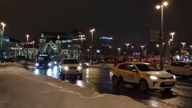 Новогодний транспорт двух столиц 2023