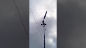 Мой одно лопастной ветряк из мотор колеса,заряд на акум,ток до 7а при ветре до 3,5мс.