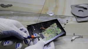 Разборка компьютерного жесткого диска Hitachi Deskstar 80Gb.