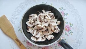 Салат с мясом и жареными шампиньонами