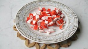 Салат из пекинской капусты с крабовыми палочками и сухариками