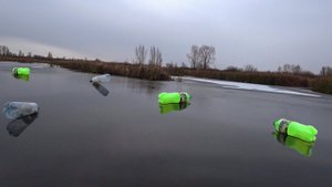 И зачем мы расставили эти бутылки?! Мы искали их по всему водоему! Рыбалка на бутылки.