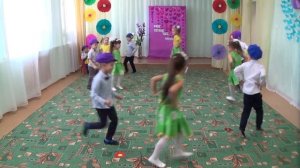 Танец  "Ромашка", старшая группа.