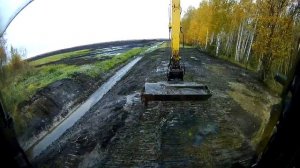 Чистим валовую канаву длинноруким экскаватором