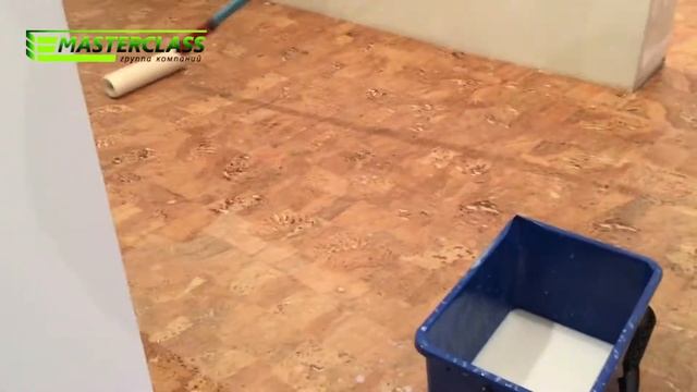 Нанесение лака на клеевое пробковое покрытие. смотреть онлайн