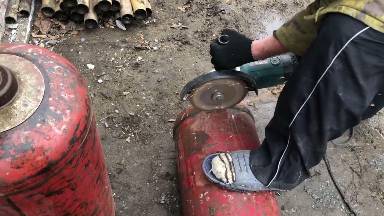 Показываю как пилим газовые баллоны для корморезок! смотреть онлайн