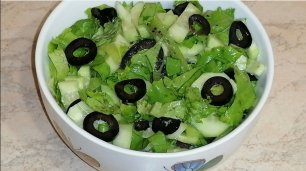 Салат с огурцами, маслинами и киви