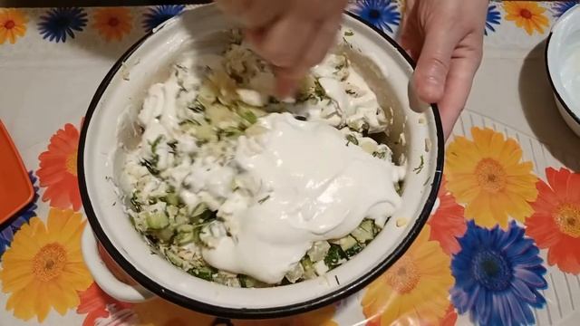 Самая вкусная окрошка на молочной сыворотке. Летний, холодный и нежный суп с курицей. смотреть онлайн