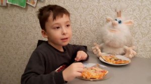 Пицца в честь ПЕРВЫХ 10 ПОДПИСЧИКОВ!!! Я и БУБА едим пиццу за вас!!!