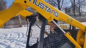 Разгортает снег мини погрузчик mustang 2054_The snow throws a mini loader