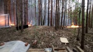 Горит лагерь уральских хитников,добывающих изумруды.