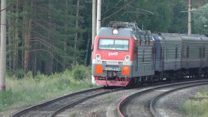 Электровоз ВЛ80С-1342 с грузовым поездом и электровоз ЭП1М-492 с почтово-багажным поездом