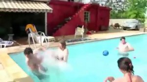 Какашка в бассейне! Ржу не могу! Мужик обделался в бассейне!