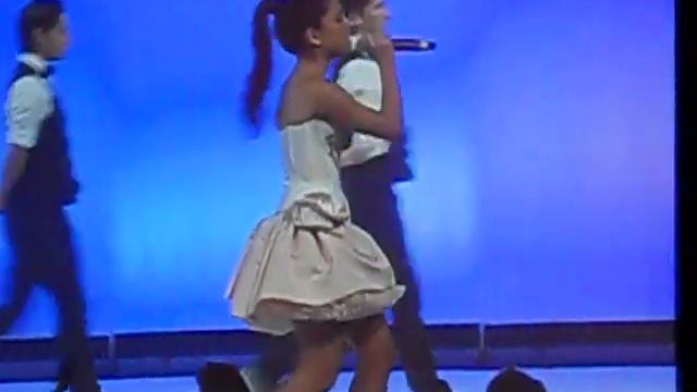 Ariana Grande Singing- Grenade смотреть онлайн