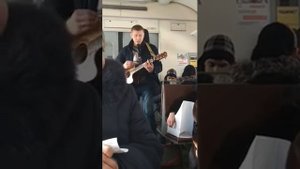 Парень классно поет в электричке