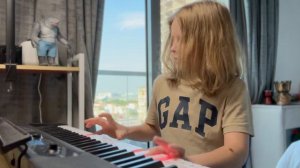 Мальчик самоучка играет Rush E