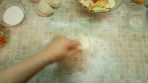 Розочки из яблок в тесте