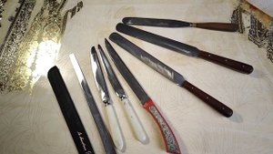 Позолоченные будни .... Сусальное золото, ножи , подушки ,пинцеты, кисти ...и золотые руки.