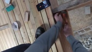 Подшивка потолка вагонкой по балкам. Видео №6