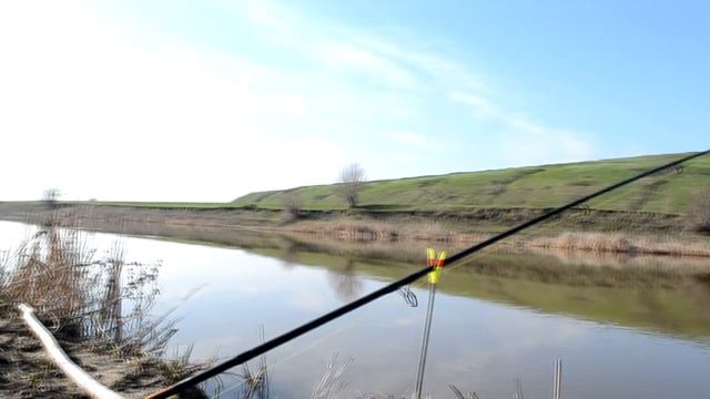 САЗАН НА ДОНКУ И ПОПЛАВОК. Рыбалка на малой реке. Апрель 2021г. смотреть онлайн