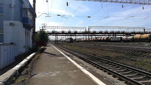 ВЛ-80 [2 секции] едет на высокой скорости через станцию Никель (17.08.18) смотреть онлайн