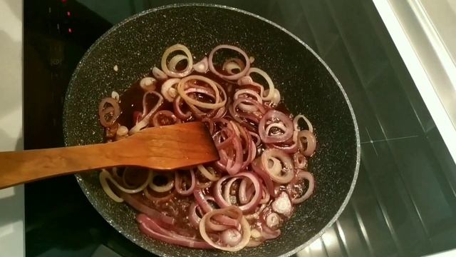 хот-дог дома , с карамельным луком смотреть онлайн