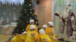 Танец цыплят и выход петушка.