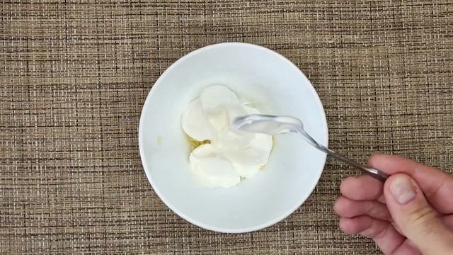 Чесночные гренки со сметанным соусом. Garlic croutons